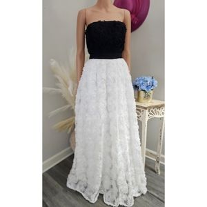 Adrianna Papell Black & White Color Blocked Petal Flutter Strapless Gown